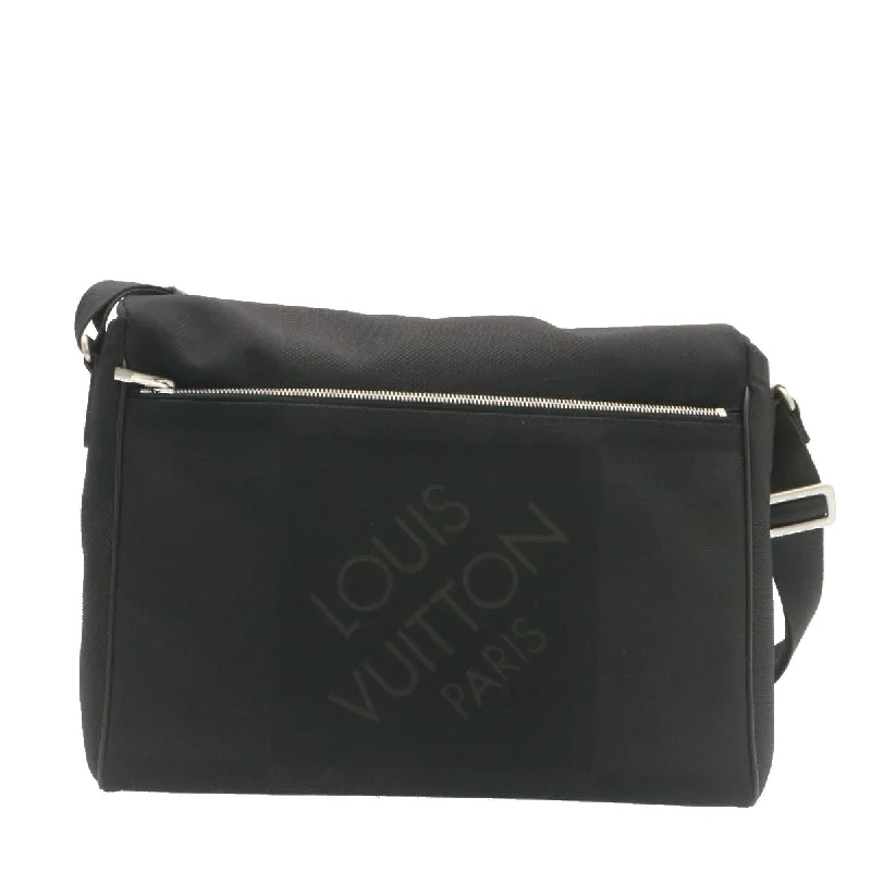 Small - sized Louis Vuitton Pochette Metis bags for a compact carryLouis Vuitton Black Canvas Petit messager shoulder bag