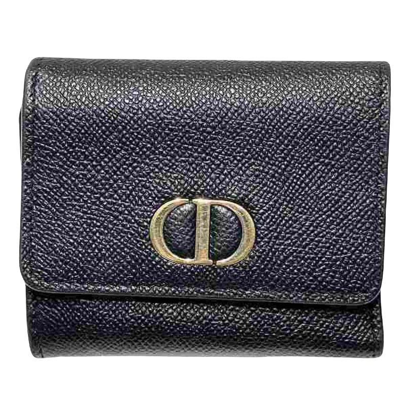 Fashion - forward Christian Dior tote bags for the modern womanDior CD Wallet