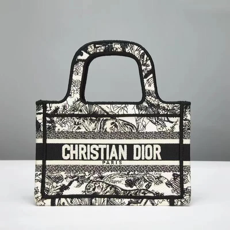 Christian Dior Saddle bags with a patent leather finish for a shiny lookLuxury Handbags Christian Dior 272